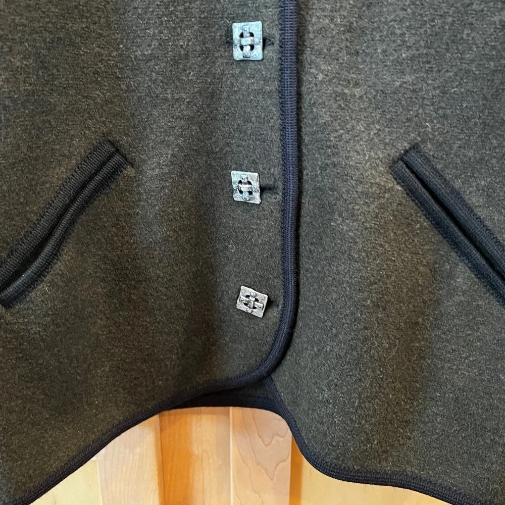 Vitabella Moss Green Norwegian Wool Jacket with Viking Clasps - Picture 3 of 6